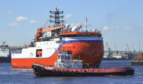 The Severny Polyus ice-resistant platform leaves for sea trials