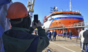 The Severny Polyus platform is leaving for sea trials in the Gulf of Finland