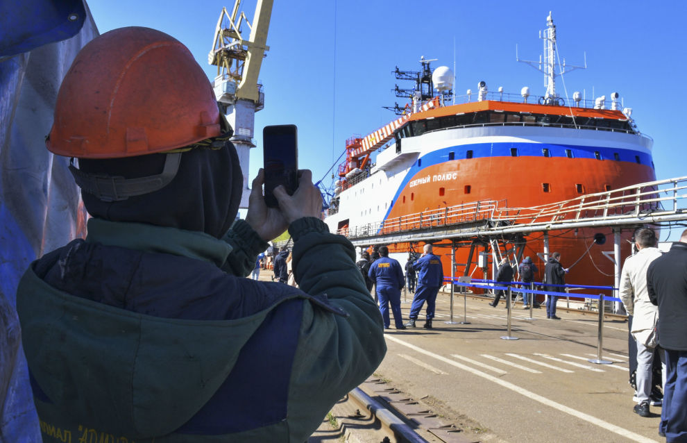 The Severny Polyus platform is leaving for sea trials in the Gulf of Finland