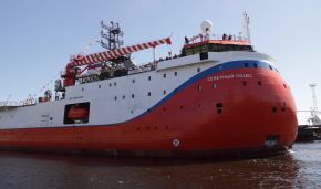 The Severny Polyus ice-resistant self-propelled platform is sent for contractor trials 