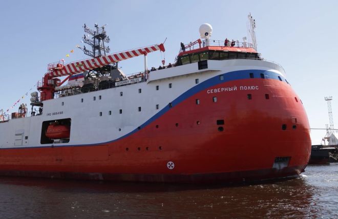 The Severny Polyus ice-resistant self-propelled platform is sent for contractor trials 
