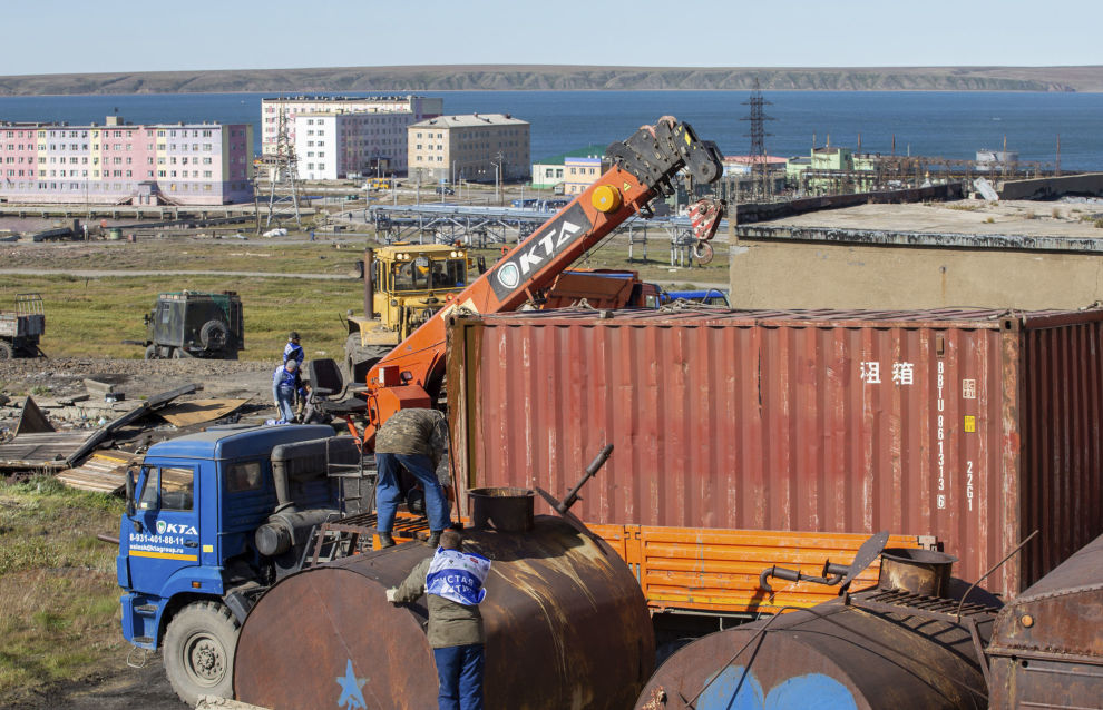 Cleaning garbage in Pevek