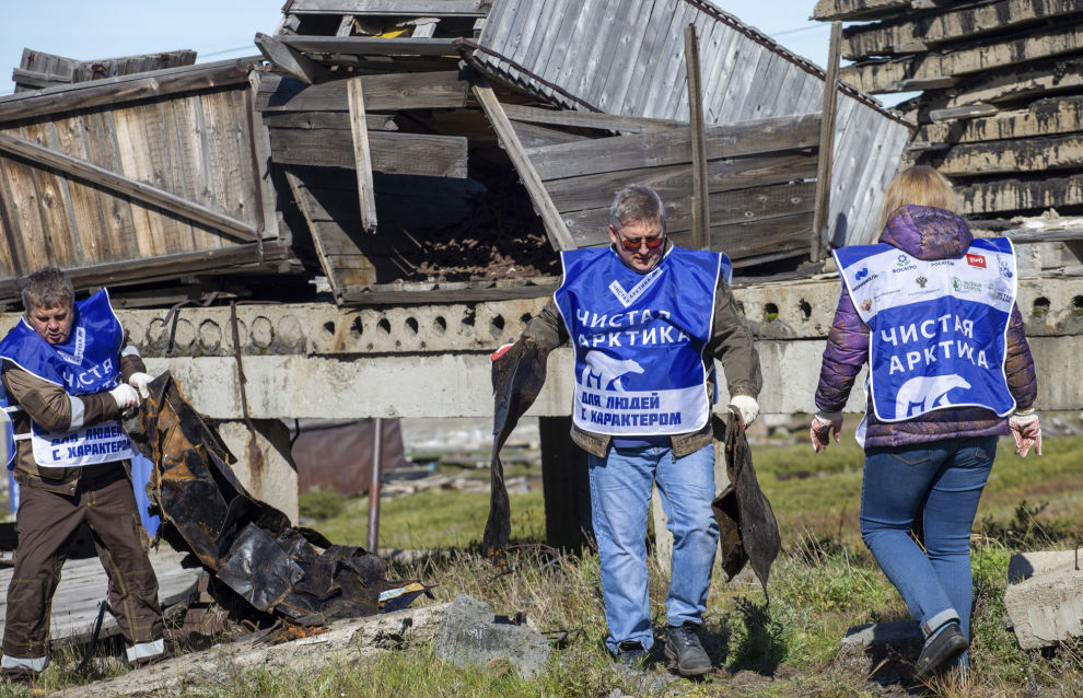 Cleaning garbage in Pevek