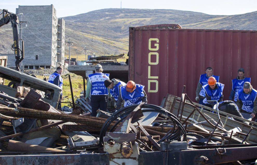 Cleaning garbage in Pevek