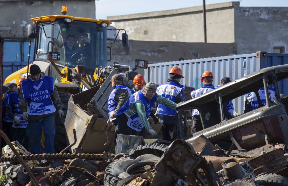 Cleaning garbage in Pevek