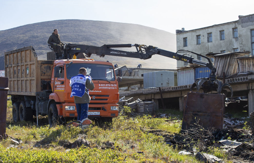 Cleaning garbage in Pevek