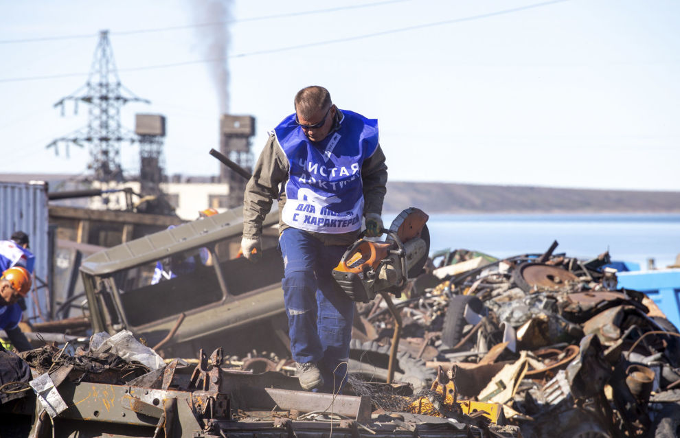 Cleaning garbage in Pevek