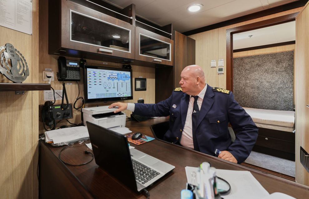 Senior engineer's cabin