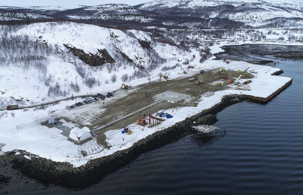Construction of the Lavna coal transshipment facility in the Murmansk Region.