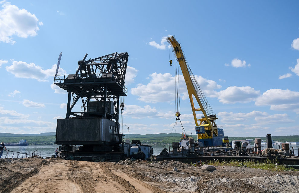 Part of sunken ship raised from floor of Kola Bay 