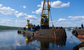 Part of sunken ship raised from floor of Kola Bay