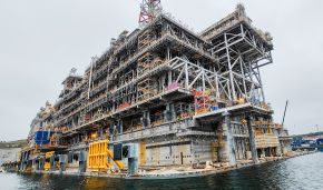 A gravity-based LNG production platform at the Novatek‒Murmansk LNG Construction Center in Belokamenka