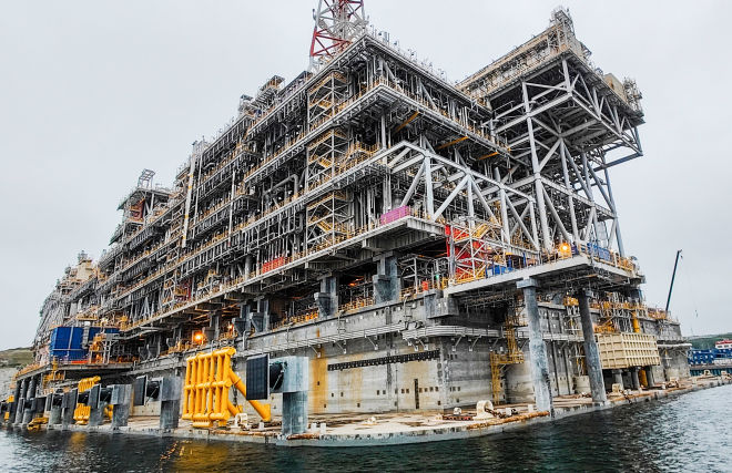 A gravity-based LNG production platform at the Novatek‒Murmansk LNG Construction Center in Belokamenka