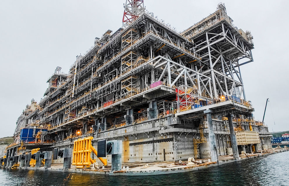 A gravity-based LNG production platform at the Novatek‒Murmansk LNG Construction Center in Belokamenka