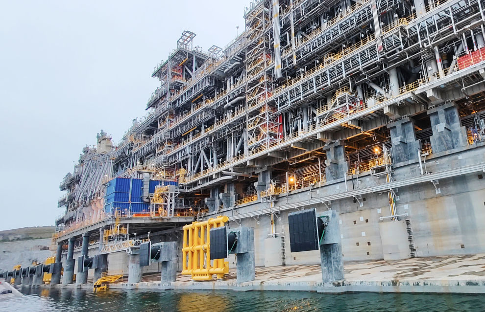 A gravity-based LNG production platform at the Novatek‒Murmansk LNG Construction Center in Belokamenka