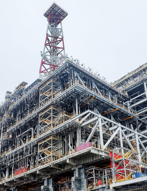 A gravity-based LNG production platform at the Novatek‒Murmansk LNG Construction Center in Belokamenka