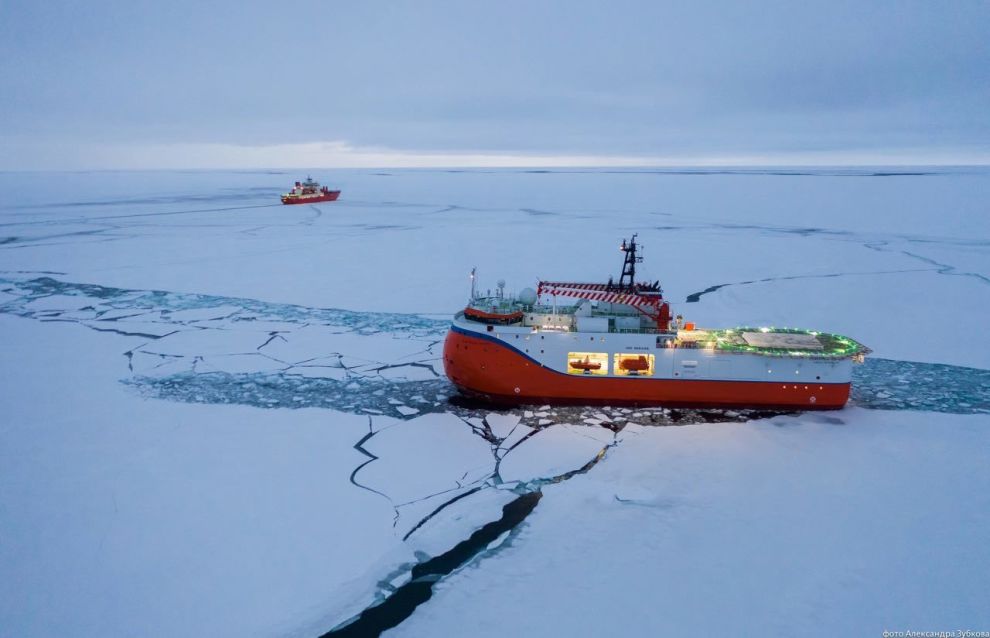 Replacement crew arrives at North Pole station after 10 months

