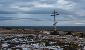 Memorial cross erected on Alexandra Land