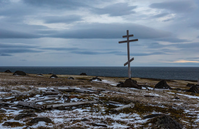 Memorial cross erected on Alexandra Land