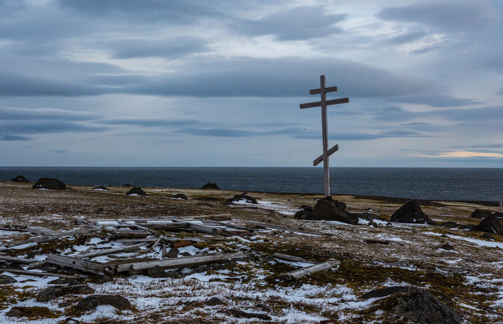 Memorial cross erected on Alexandra Land