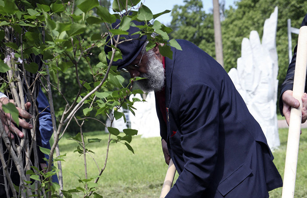 Artur Chilingarov plants a lilac bush
