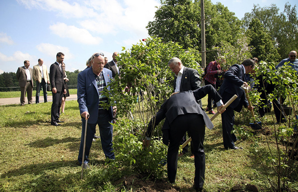 Honorary guests plant lilac bushes