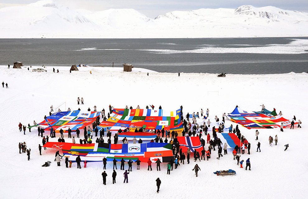 North Pole 2015 drifting station begins operations