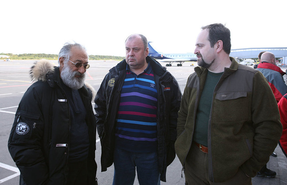 Russian Minister of Natural Resources and Environment Sergei Donskoi, First Vice-President of the Russian Geographical Society Artur Chilingarov and Alexander Orlov, Head of the Expedition Center of the Russian Geographical Society