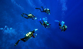 Scuba divers from the Russian Geographic Society go for world records in Arctic seas