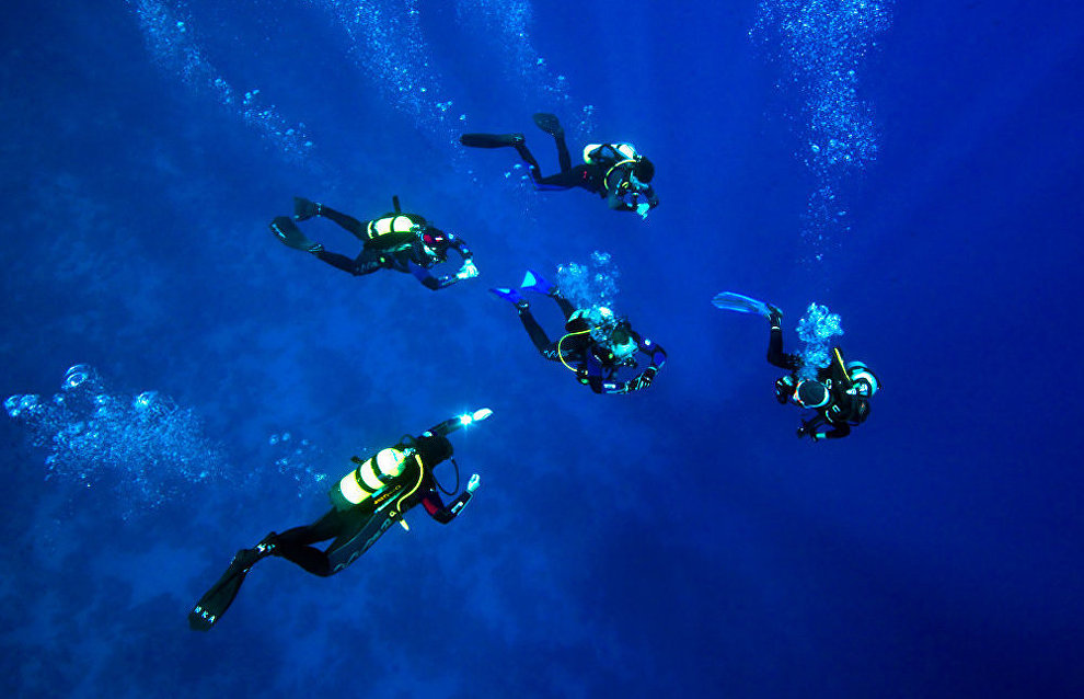 Scuba divers from the Russian Geographic Society go for world records in Arctic seas