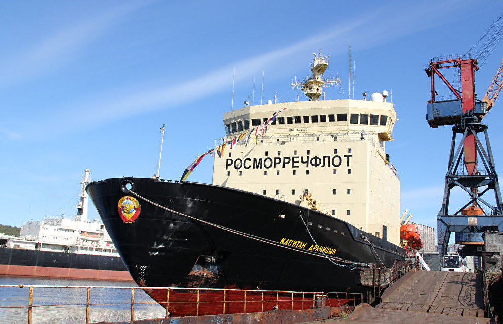 Members of the North Pole-2015 drifting ice station team meet in Murmansk