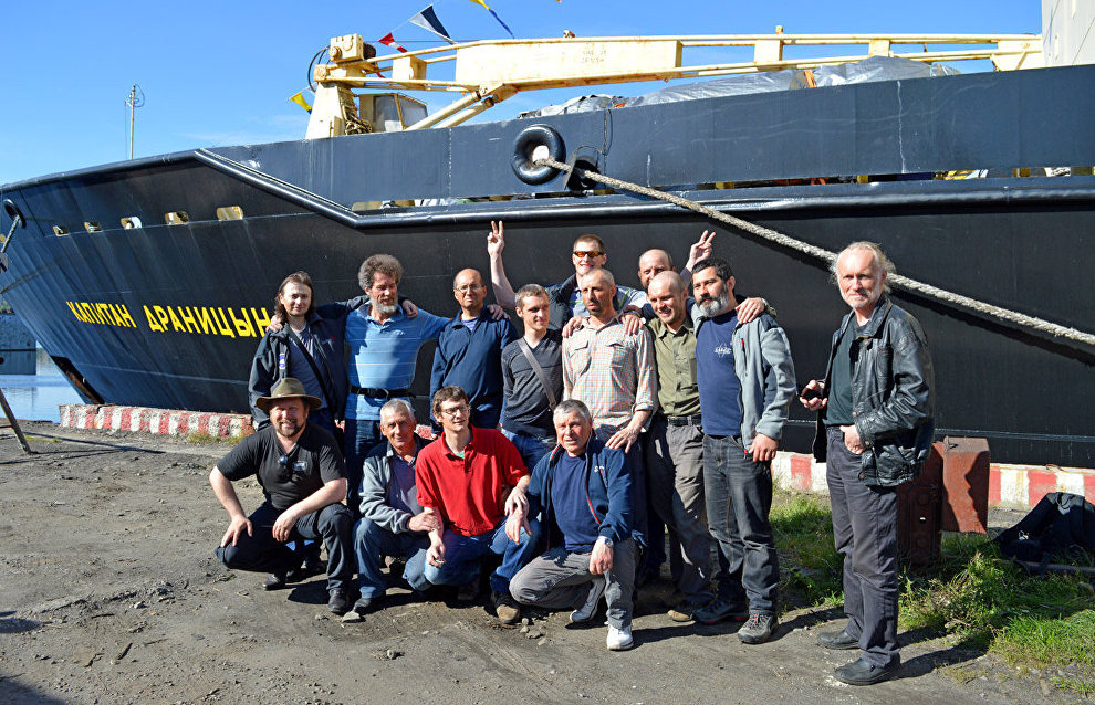 Members of the North Pole-2015 drifting ice station team meet in Murmansk