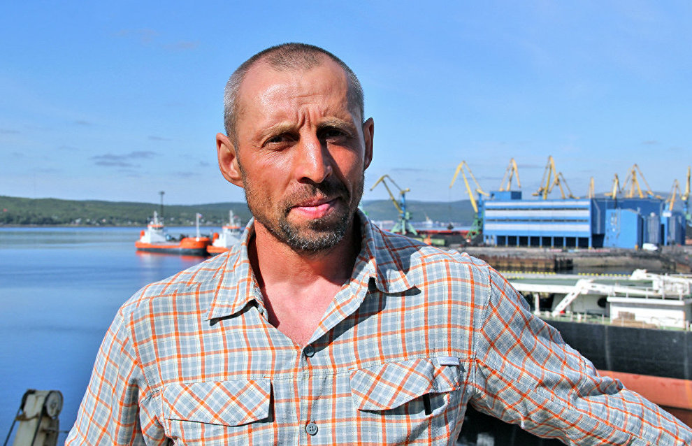 Members of the North Pole-2015 drifting ice station team meet in Murmansk