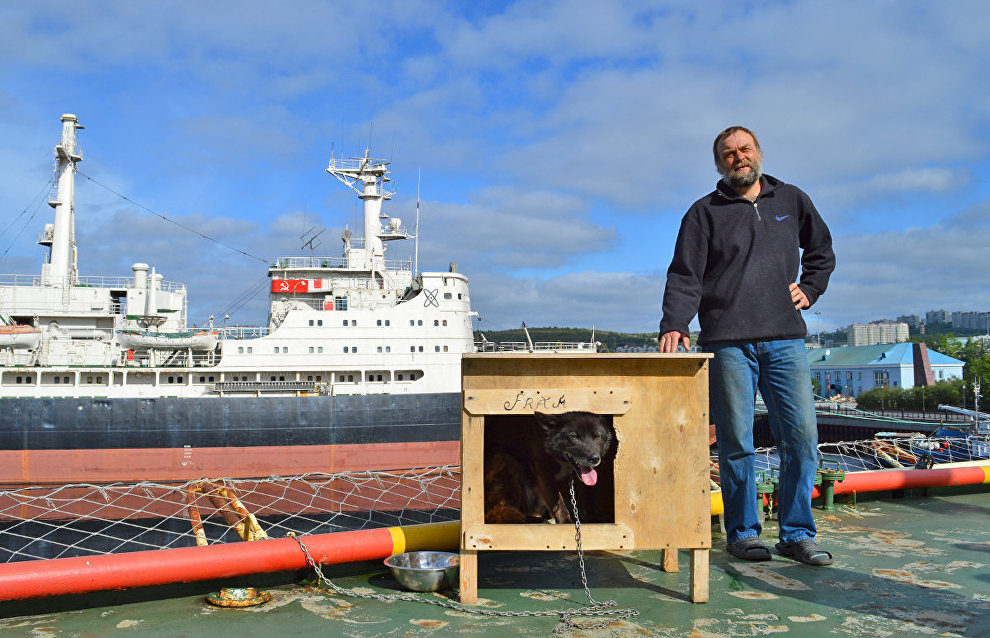 Members of the North Pole-2015 drifting ice station team meet in Murmansk