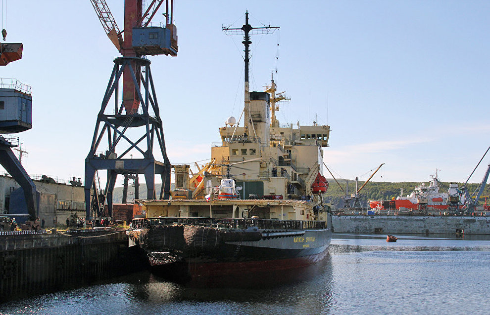 Members of the North Pole-2015 drifting ice station team meet in Murmansk