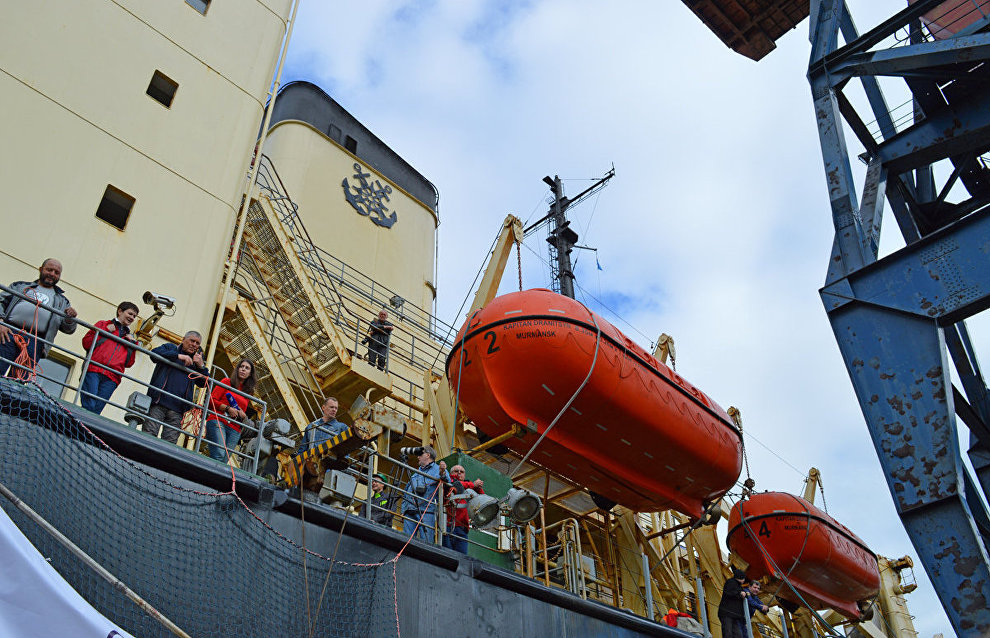 Members of the North Pole-2015 drifting ice station team meet in Murmansk