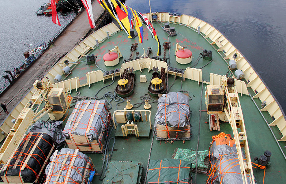 Members of the North Pole-2015 drifting ice station team meet in Murmansk