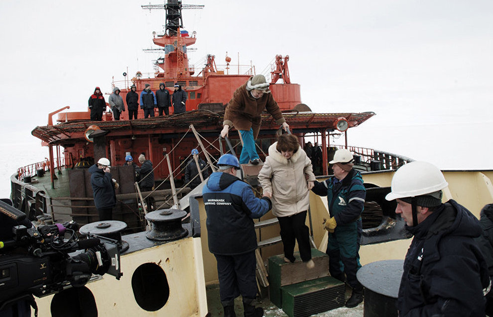 Paramedics from the Arktika icebreaker board the Taimyr