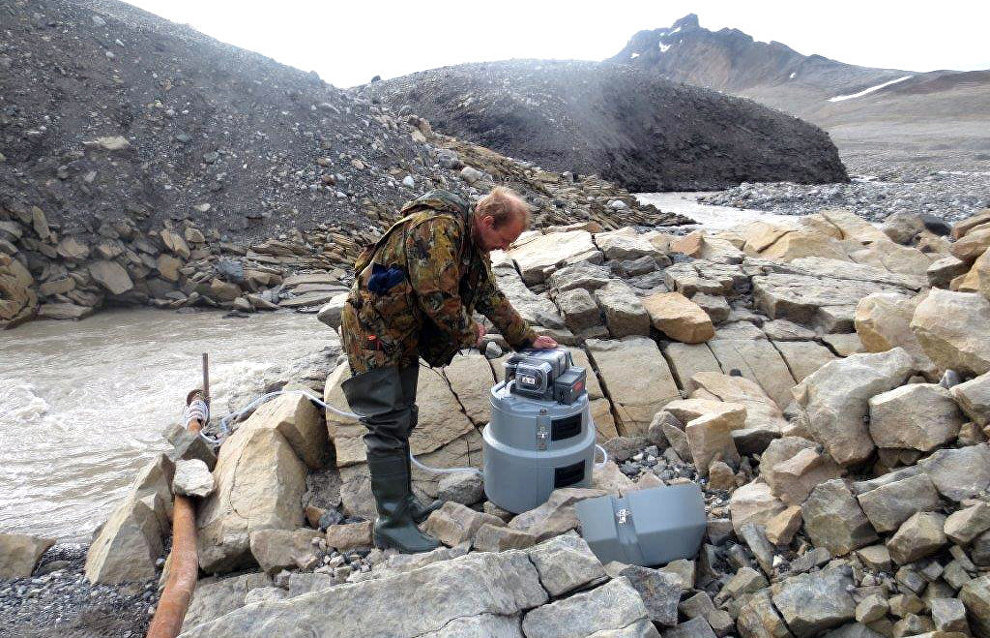 Preparing an automatic water sampler for installation on the river