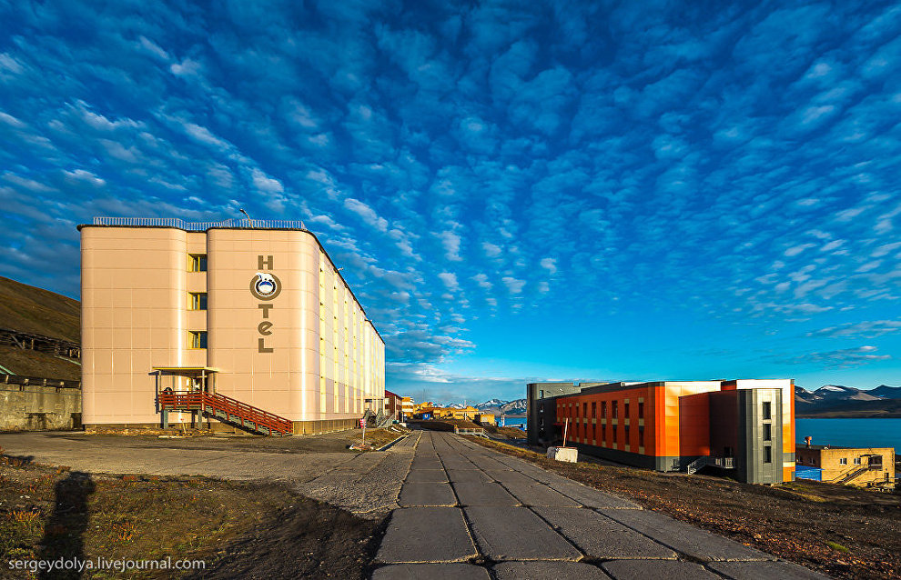 Barentsburg Hotel is seen on the left, and a hospital and an outpatient clinic are on the right. Both buildings were given a major overhaul in 2013. Photo by Sergei Dolya