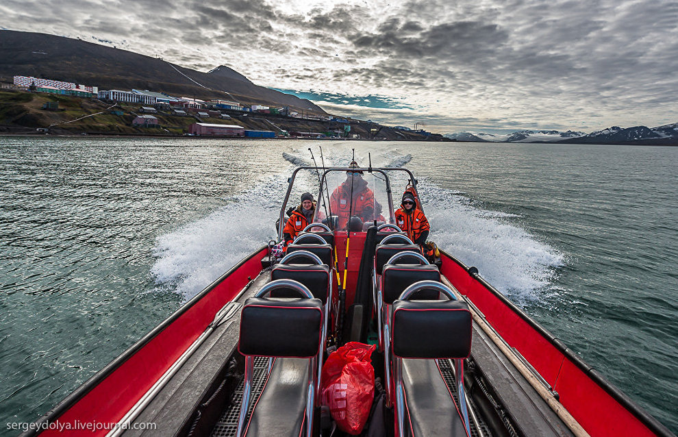 Tourists on a fishing tour in Grønfjorden. Photo by Sergei Dolya