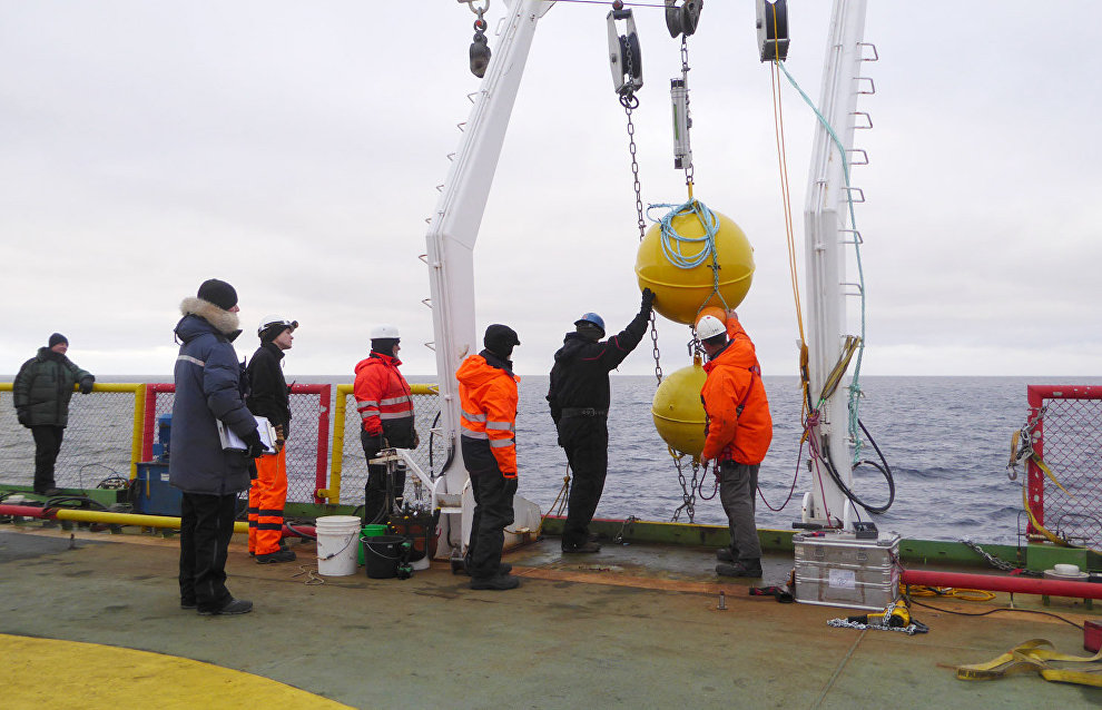 Setting up the floating station from ice