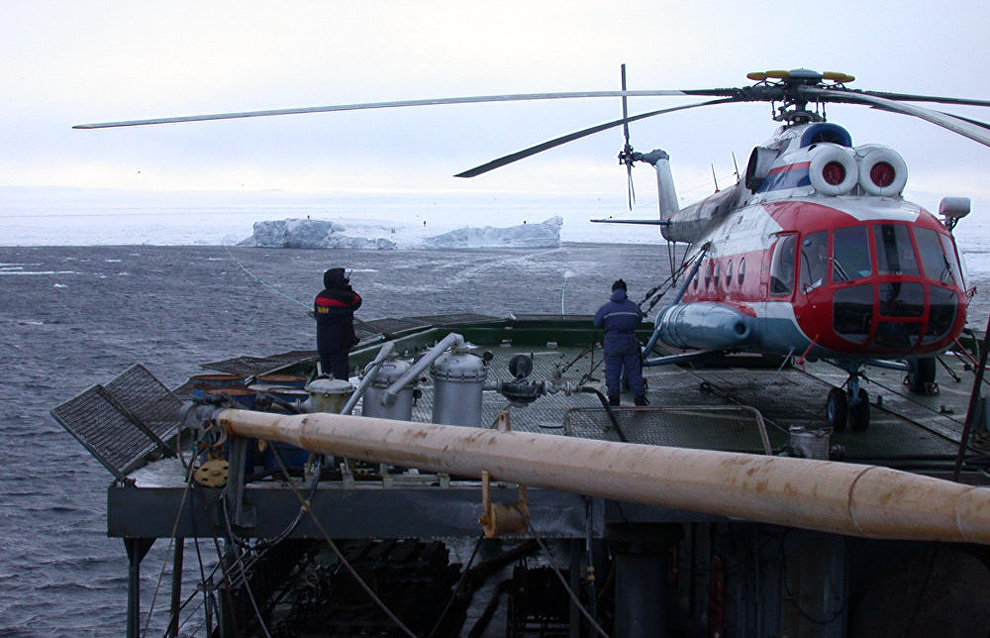 Research and expedition vessel Mikhail Somov tugs a 200,000 ton iceberg
