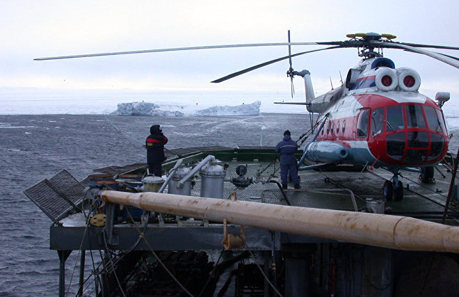 Research and expedition vessel Mikhail Somov tugs a 200,000 ton iceberg