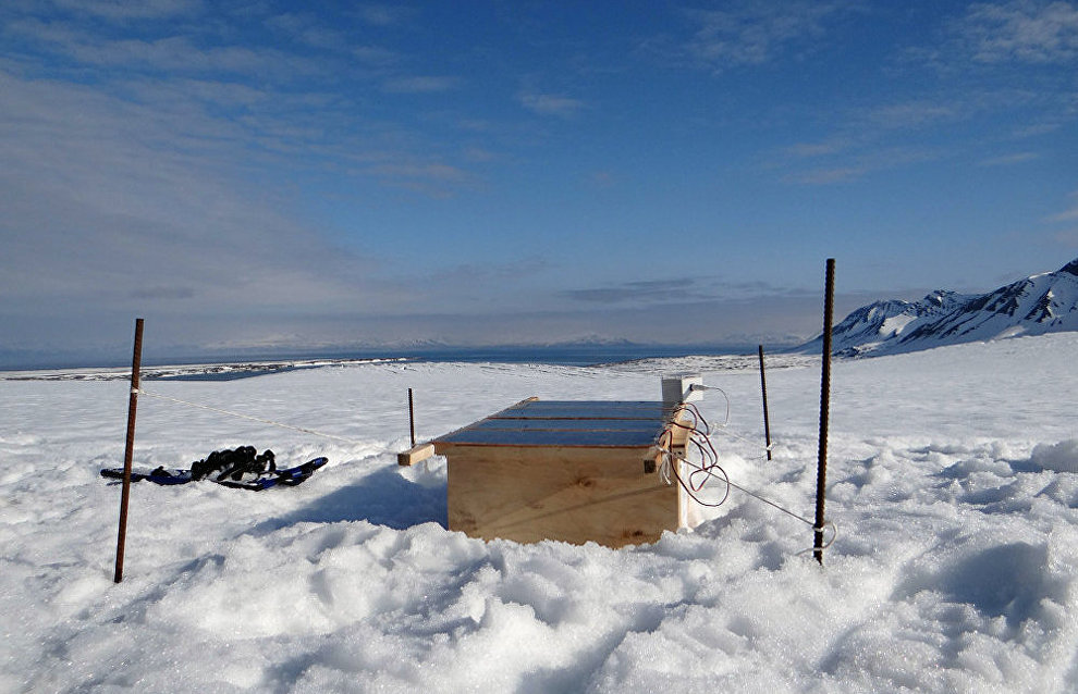 A GPS monitoring station on the Esmark Glacier