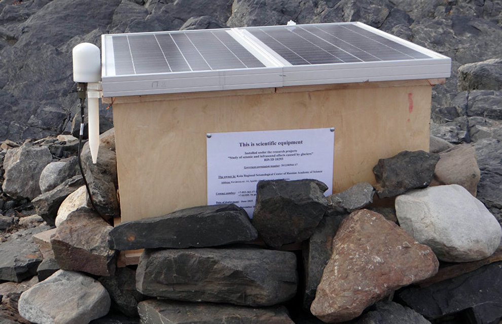 A three-component ESM seismic station at the foot of the Esmark Glacier