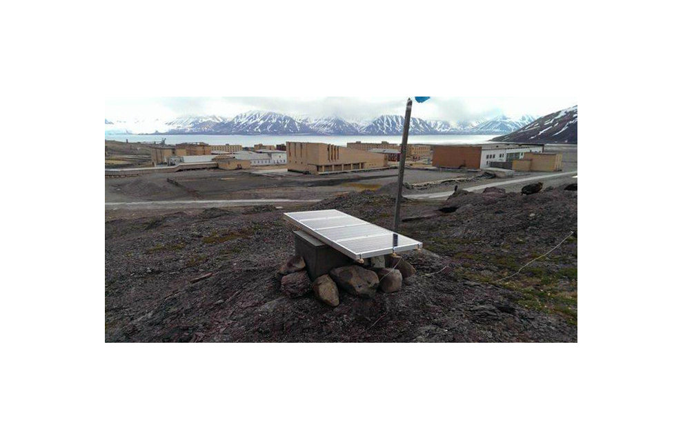 The broadband three-component PYR seismic station in the village of Piramida
