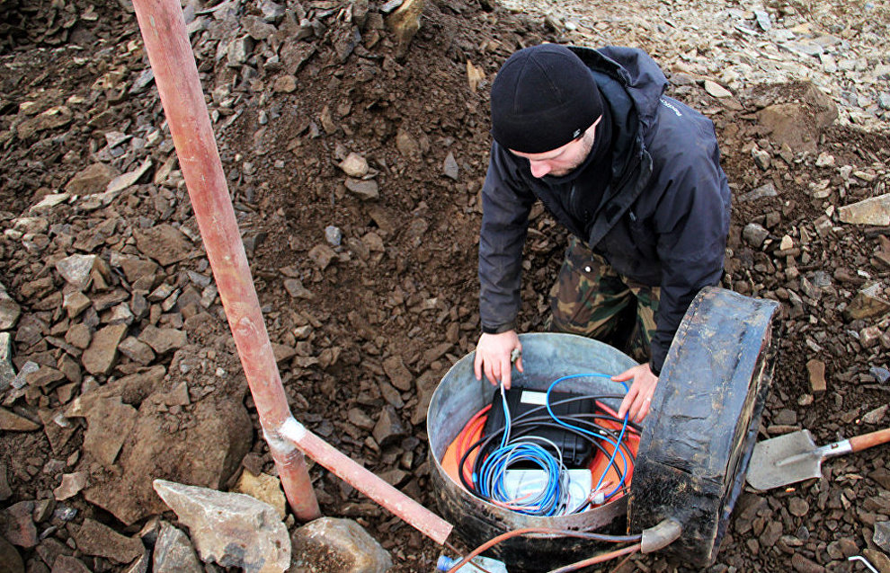 Mounting an Omega seismic monitor in the Franz Josef Land Archipelago