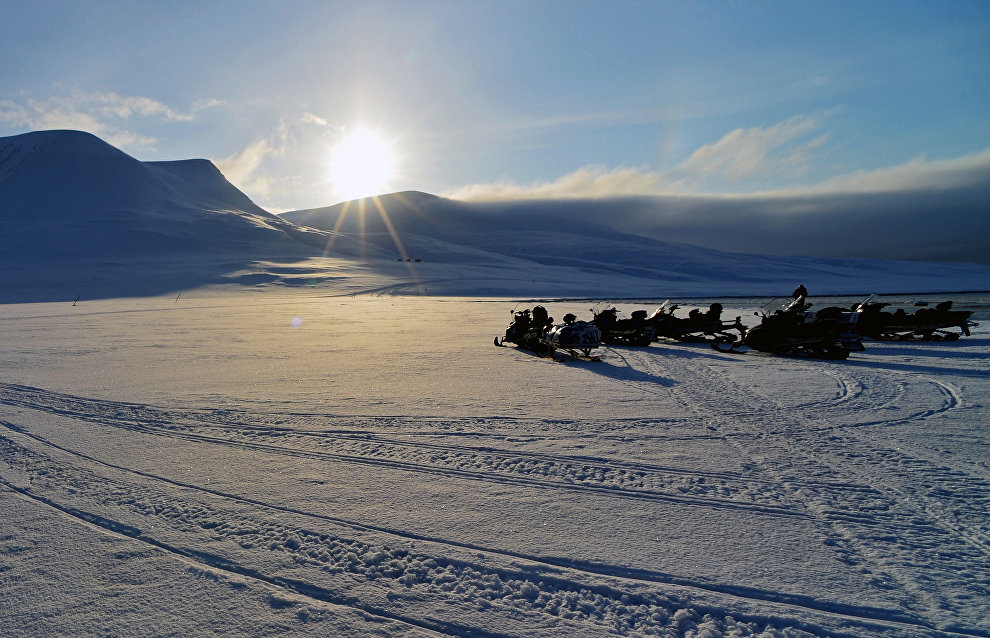 Northern Fleet explorers hold Arctic military drills on snowmobiles