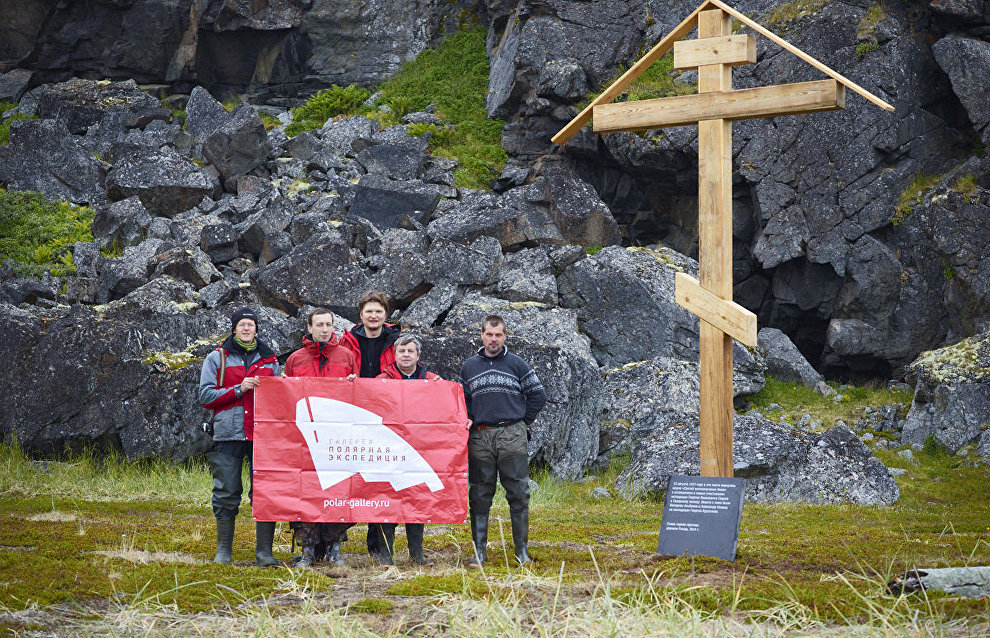 A cross in honor of the centenary of the return of the Sedov and Brusilov expeditions erected at Rynda (Kola Peninsula)